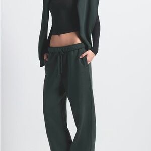 NWT SKIMS Dark Green sweatpants size S will fit Med